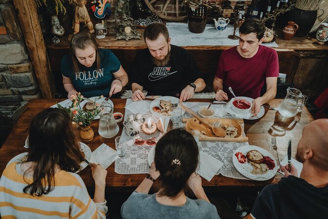 Traditional Polish Food Tour in Krakow Old Town - Stop 1: Plac Świętej Marii Magdaleny, Getting Oriented in Old Town