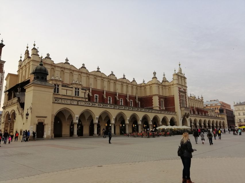 Warsaw: Auschwitz-Birkenau and Krakow Tour by Car - Auschwitz-Birkenau: How the 3.5-Hour Guided Tour Is Designed