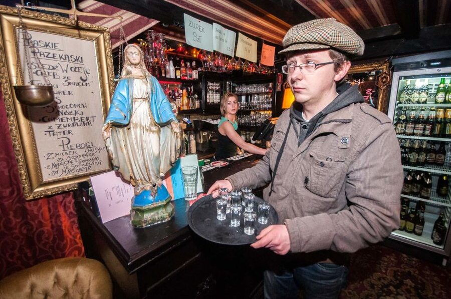 Warsaw: Evening History and Pubs Tour by Retro Minibus - Crossing the Vistula into Praga, Warsaw’s WWII survivor district
