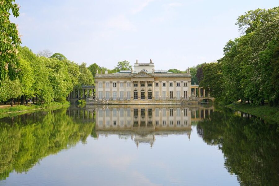 Warsaw: Highlights Guided Retro Bus Tour - From Łazienki to the Old Town: the bus shortcut that adds context