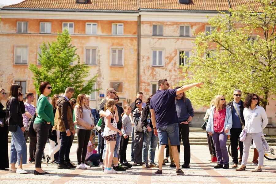 Warsaw: Highlights Guided Retro Bus Tour - The chocolate stop at Wedel Chocolate Lounge: a sweet reset