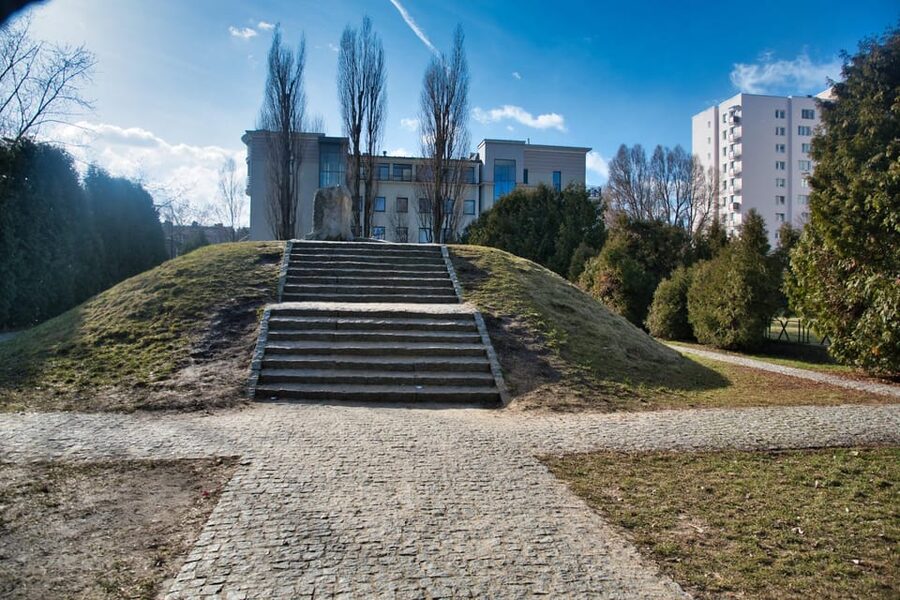 Warsaw: Jewish Heritage & Holocaust Walking Tour - The 600-year Warsaw Jewish story, from medieval roots to Haskalah