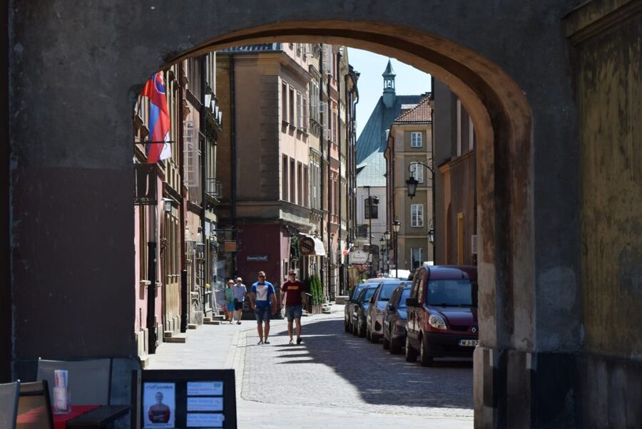 Warsaw: Old Town Guided Walking Tour - Royal Castle gardens and the royal mood shift