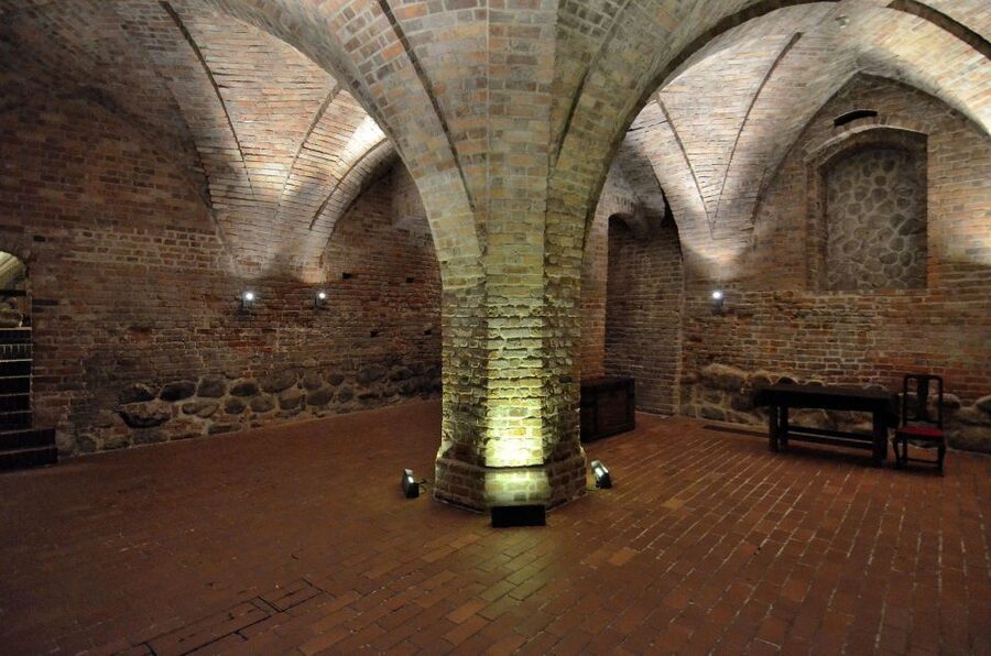 Warsaw: Skip-the-Line Royal Castle Guided Tour - Inside the Royal Castle: apartments, chambers, and the monarch story