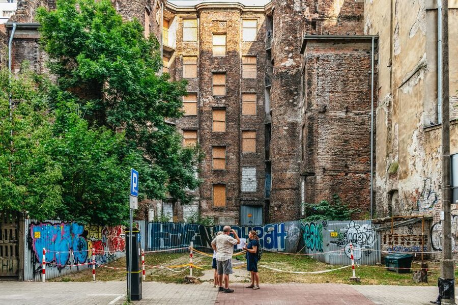 Warsaw: Warsaw Ghetto Private Walking Tour with Hotel Pickup - Key things you will notice on this Warsaw Ghetto tour
