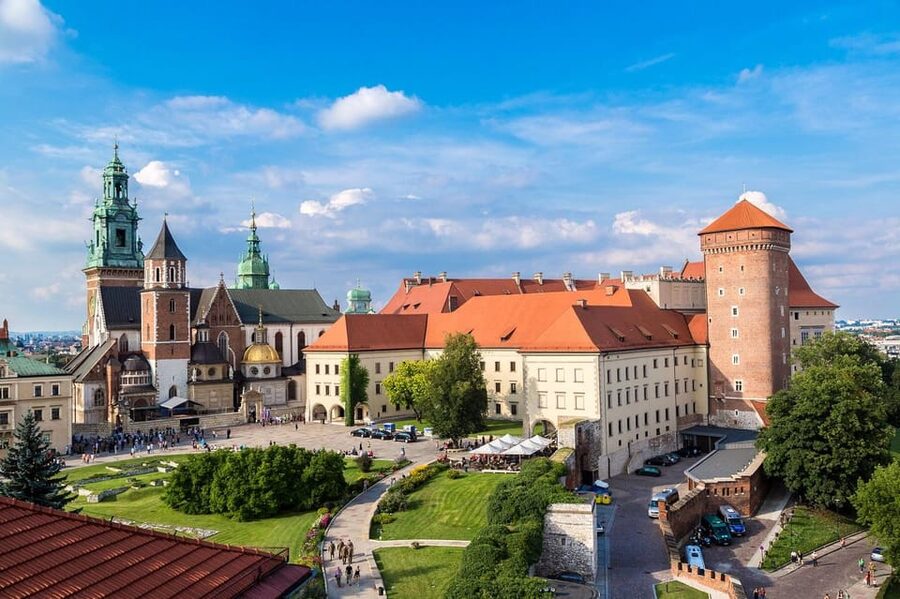 Wawel Castle and Cathedral Guided Tour - Entering the Wawel Cathedral: Gothic space and living worship rules