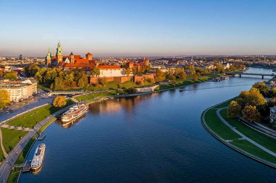 Wawel Castle and Cathedral Guided Tour - From the meeting point to the castle hill: starting smart