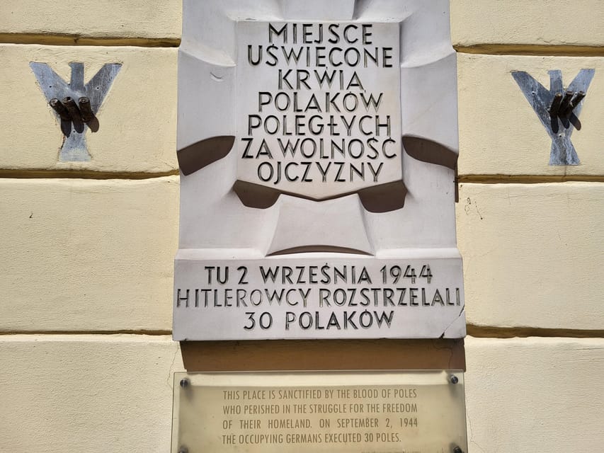 World War 2 in Warsaw walking tour in English - Small Groups and English Guidance: The Comfort Factor