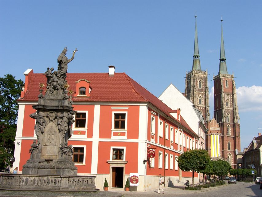 Wroclaw: 2-Hour Tour by Electric Car with a driver-guide - The University of Wrocław and the Fencer’s Fountain
