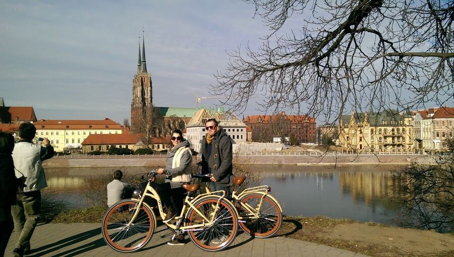 Wroclaw: 3-Hour Bike Tour in English or Polish - Crossing to green spaces, bridges, and the zoo and Japanese Garden pause