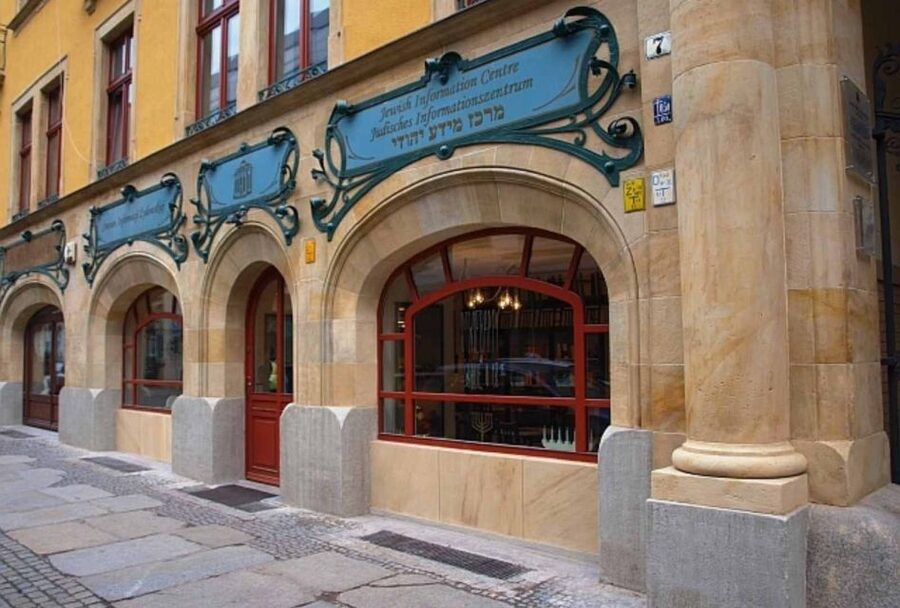 Wrocław: Boat Cruise with licensed guide only for your group - Private guide, licensed and just for you, so the pace fits