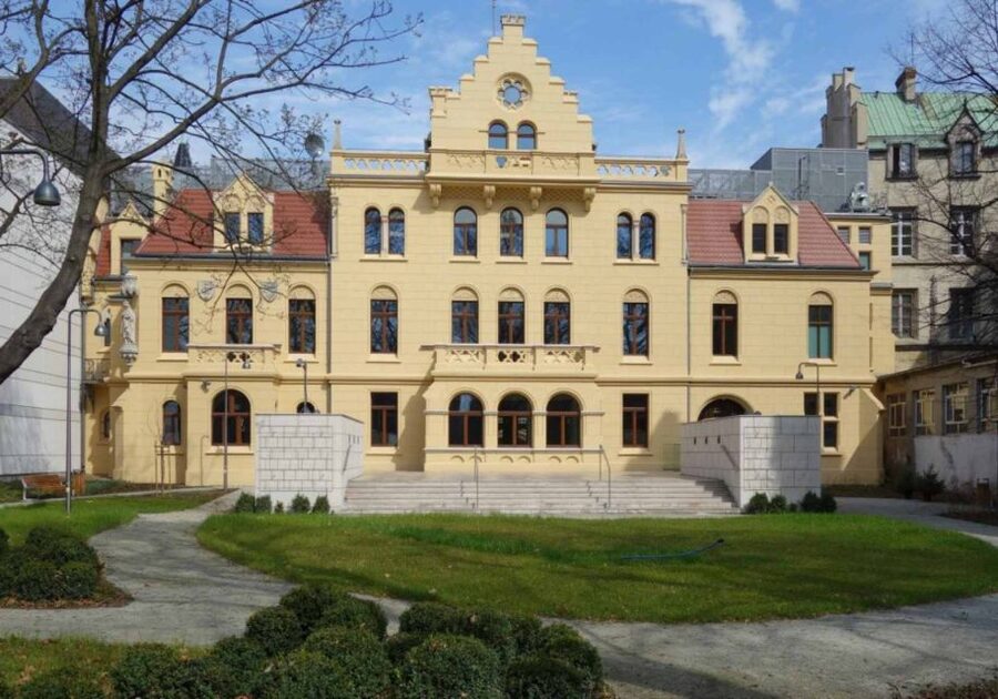 Wrocław: Boat Cruise with licensed guide only for your group - Who this Wrocław cruise suits best