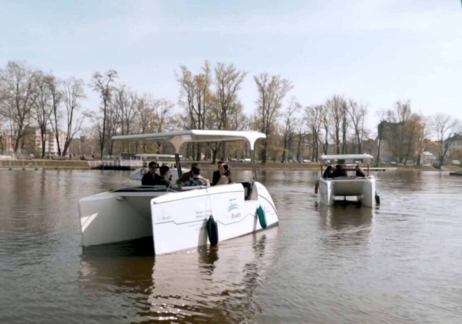 Wroclaw: City Walk and Cruise by Luxury Solar Catamaran - Fencing Fountain and the naked students story