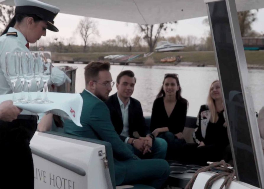 Wroclaw: City Walk and Cruise by Luxury Solar Catamaran - From Przystań Kardynalska into the 1-hour gondola ride