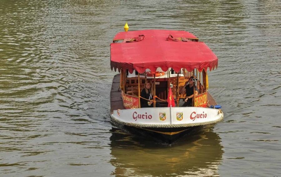 Wrocław: city walk with a professional guide and cruise - Przystań Kardynalska dock to Oder River gondola ride