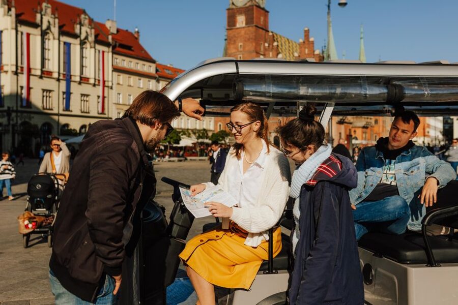 Wroclaw: E-Car Tour and Audio Guide - The big moments: Cathedral time and the Multimedia Fountain Show