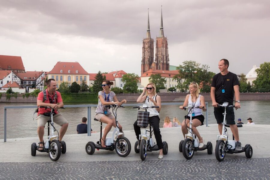 Wroclaw: Grand E-Scooter Tour - Meeting spot and the first 10 minutes that matter