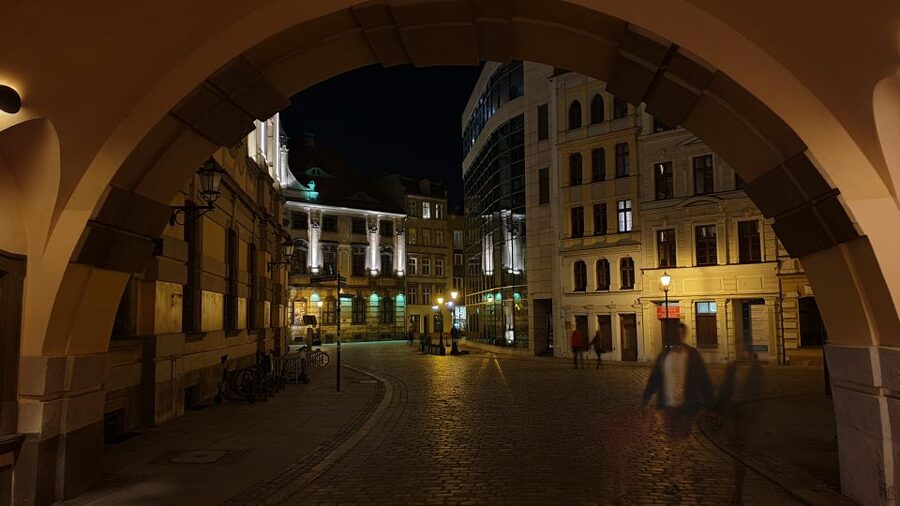 Wroclaw: Guided City Night Tour (2 hours) - Wroclaw after dark, the gas lantern glow and why it works