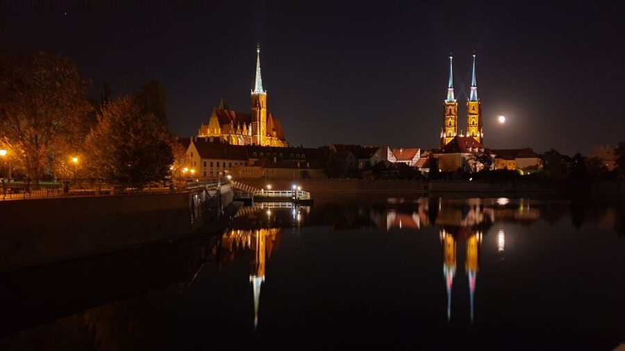 Wroclaw: Guided City Night Tour (2 hours) - The first walk around Market Square and Elisabeth Church