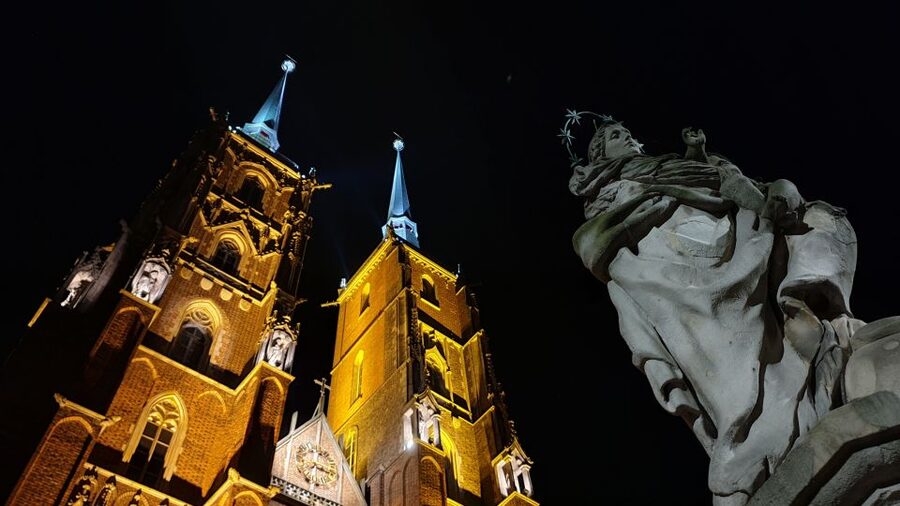 Wroclaw: Guided City Night Tour (2 hours) - Old Town Market Hall area and the Sand Bridge setup
