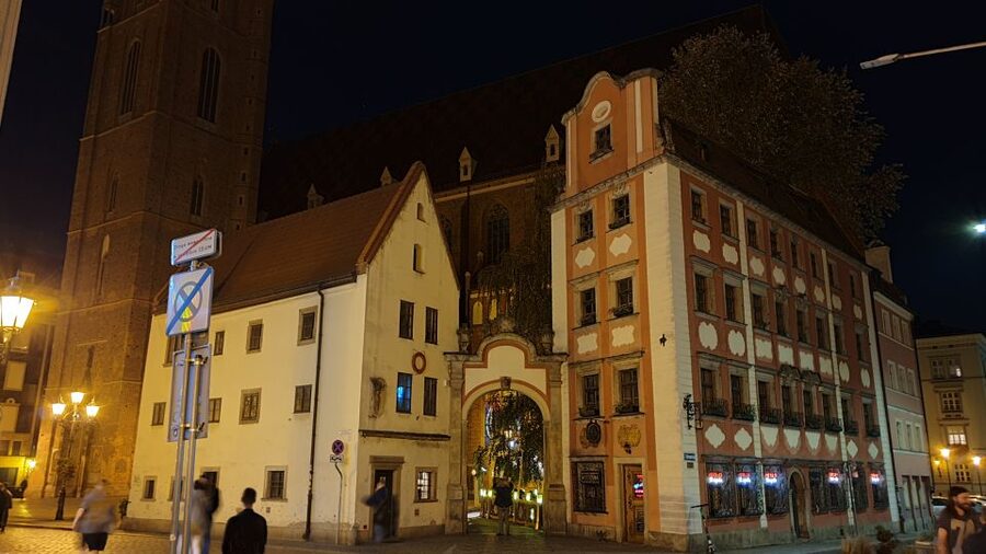 Wroclaw: Guided City Night Tour (2 hours) - Meeting point at Piwnica Świdnicka, inside the center of it all