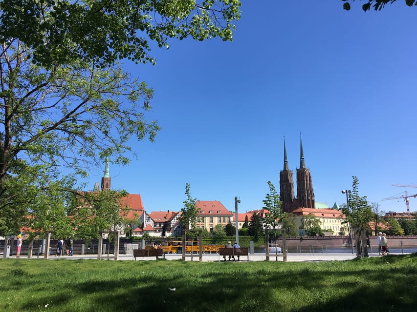 Wroclaw: Guided City Walk in Spanish - Group size and pacing: the comfort of a shared walk