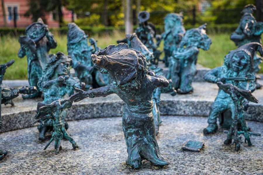 Wrocław: Old Town and Ostrów Tumski Walking Tour in English - Starting in Market Square by the Fredro Statue