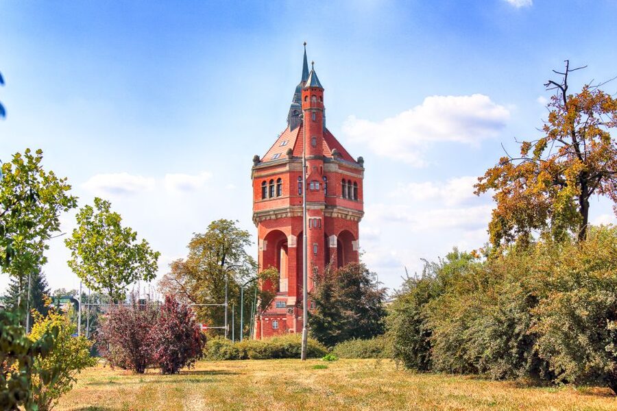 Wroclaw: Private Old Town Guided Walking Tour (2 hours) - Hala Targowa and the quick regional food break