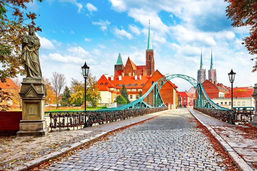 Wroclaw: Private Old Town Guided Walking Tour (2 hours) - The Oder promenade break, beer, coffee, dessert, and a short cruise moment