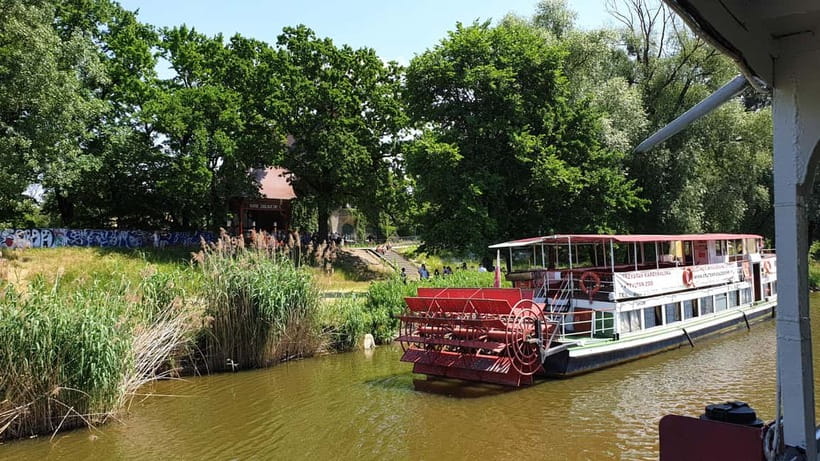 Wrocław: Short City Guided-Walk and Boat-Cruise (2 h) - Matthias School gardens, Market Hall, and the cathedral area on foot