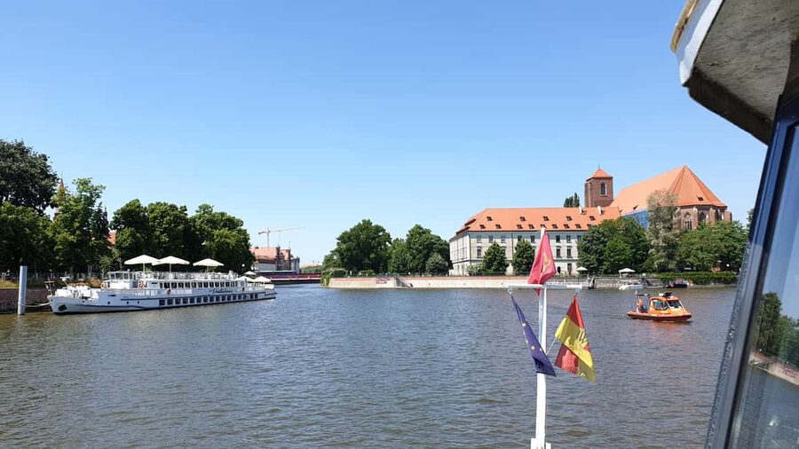 Wrocław: Short City Guided-Walk and Boat-Cruise (2 h) - Private-group guide energy: friendly, funny, and not information dumping