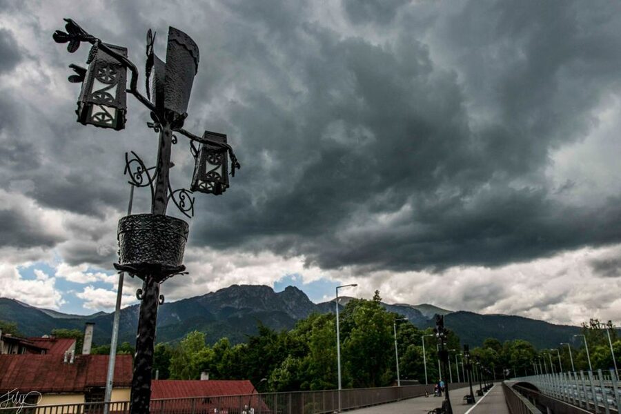 Zakopane: Sightseeing Tour from Krakow - Krupowki Main Street: Souvenirs, Snacks, and Mountain-Front Energy