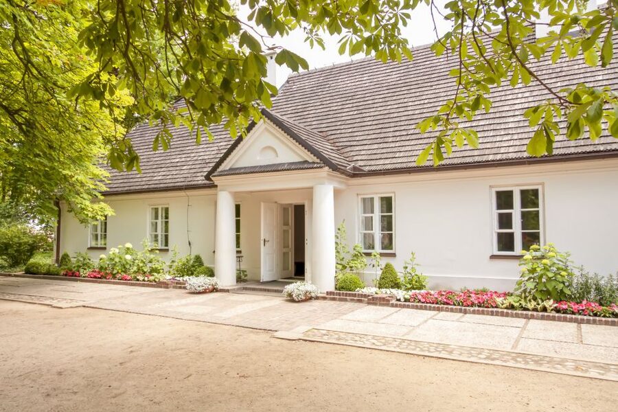 Zelazowa Wola: Frederic Chopin Half-Day Private Tour - Private pickup and a guide who keeps the story moving